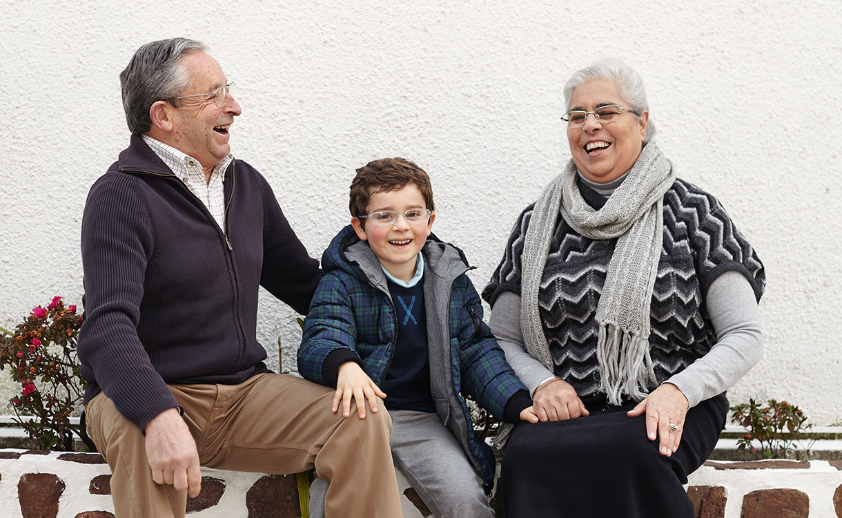 Dialysepatientin Liberta Brandão ist während ihrer Dialysebehandlung umgeben von ihrer Familie.