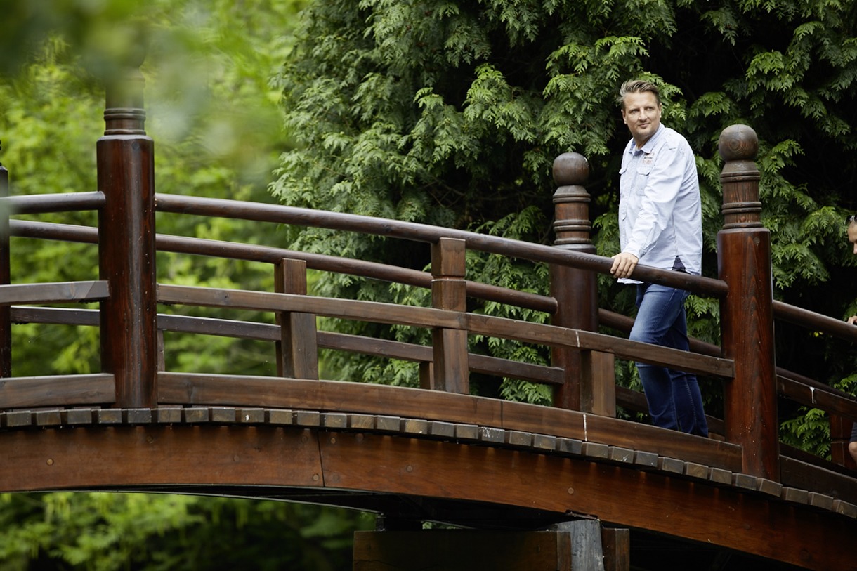 Tomasz, Peritonealdialyse-Patient aus Polen, auf einer Brücke